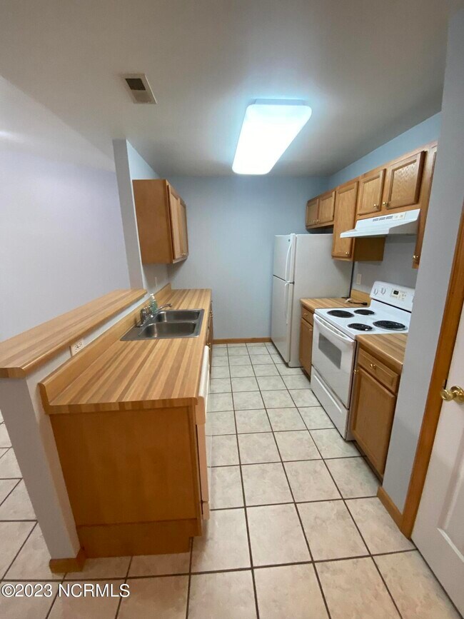 Building Photo - 121 Arabian Ln
