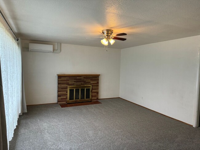 Foto del edificio - 2 bedroom 1 bath house in Springfield!