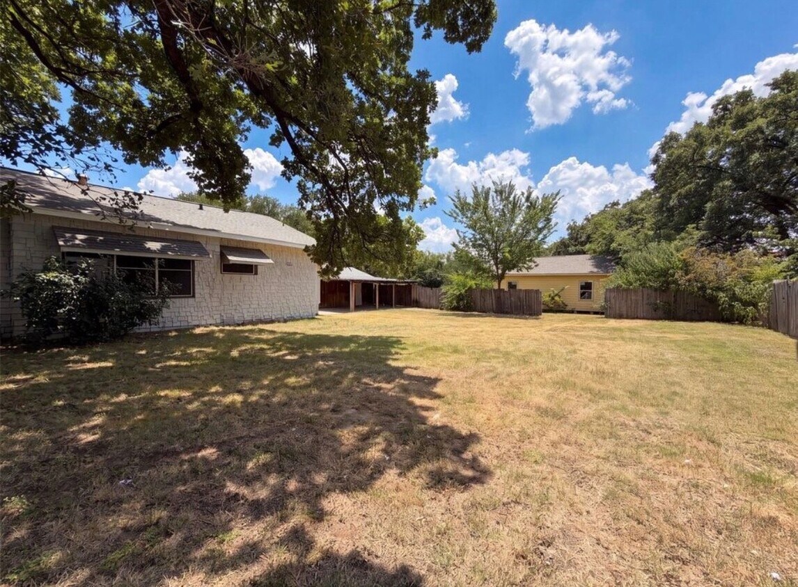 Building Photo - 5109 Malinda Ln S