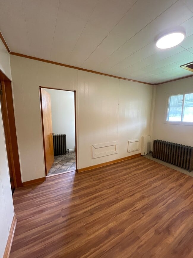 Building Photo - Renovated 3 bed 1 bath with River views fr...