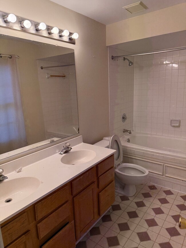 Building Photo - 904 Martell Ct