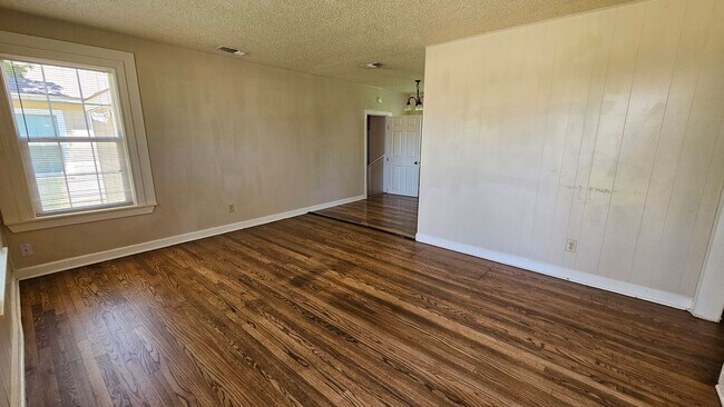 Foto del edificio - 3 bedroom, 1 bath, NEW hardwood floors!
