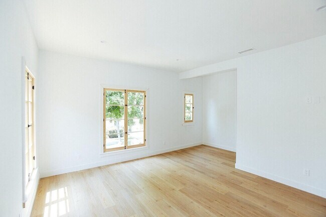 Building Photo - 428 N Orange Grove Ave