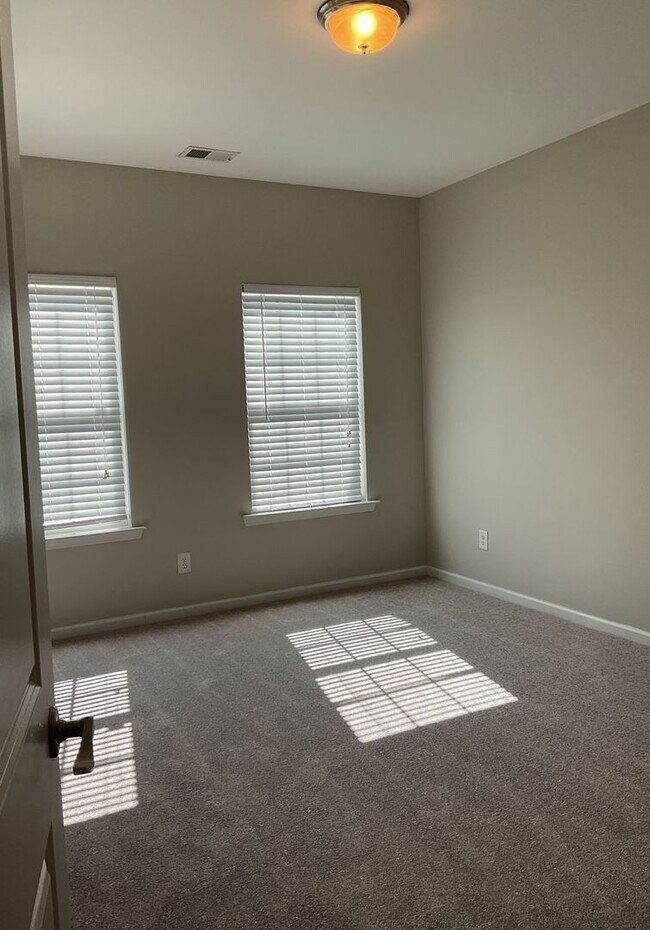 Foto del edificio - Three Bedroom Townhome Available Now!!