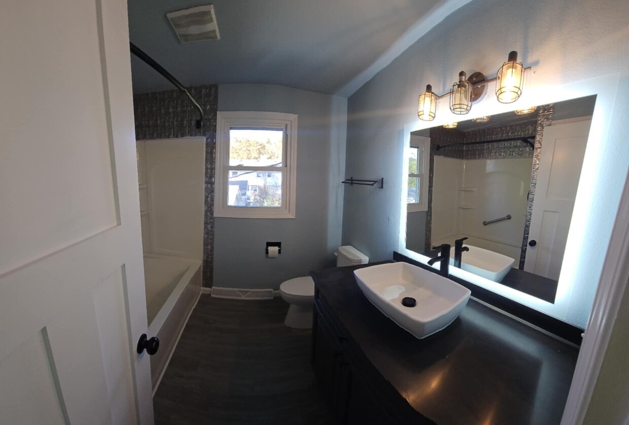 Foto principal - 817 N Hawthorne Dr