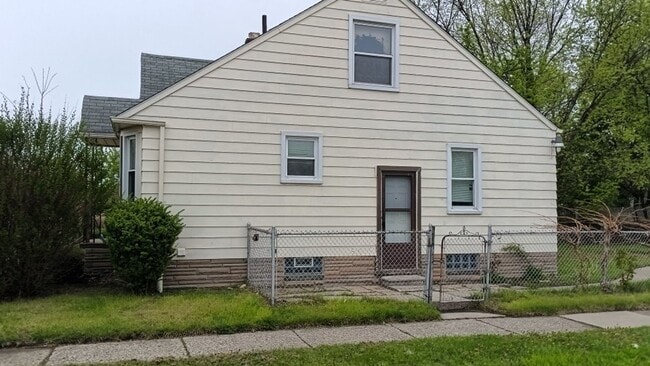 Building Photo - 3 bedroom 1 Bath Bungalow - Now Available!