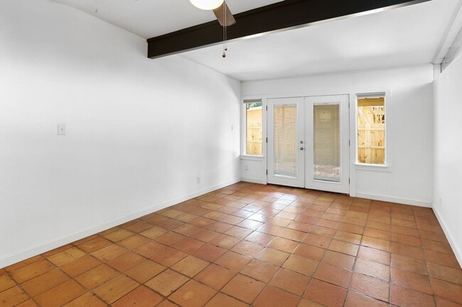Building Photo - Charming Home Awaits: Spacious & in a Prime Location