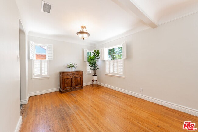 Foto del edificio - 5454 Agnes Ave