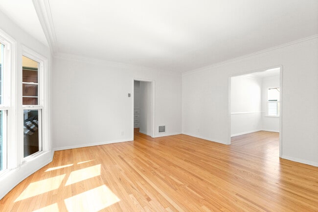 Building Photo - 522 N Genesee Ave