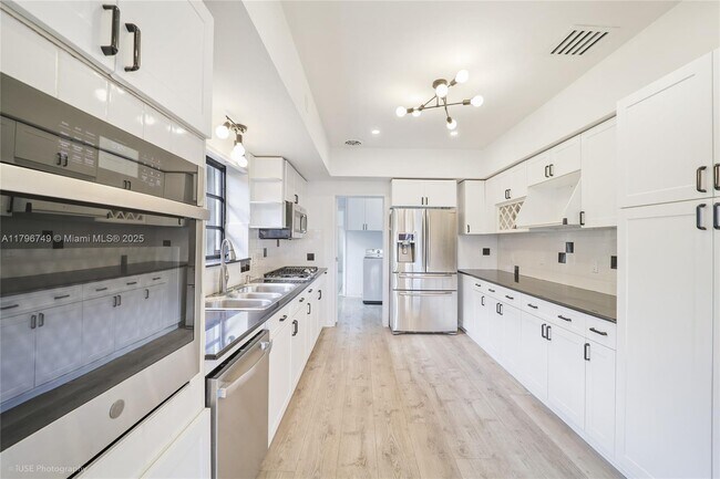 Foto del edificio - 1570 Bay Dr