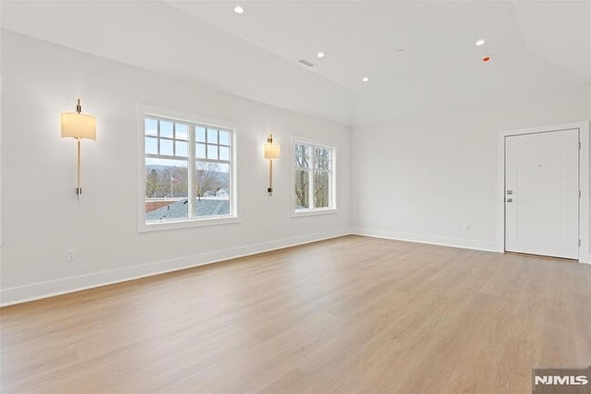 Building Photo - 445 Ramapo Valley Rd