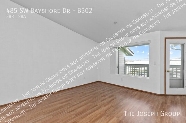 Building Photo - 485 SW Bayshore Dr