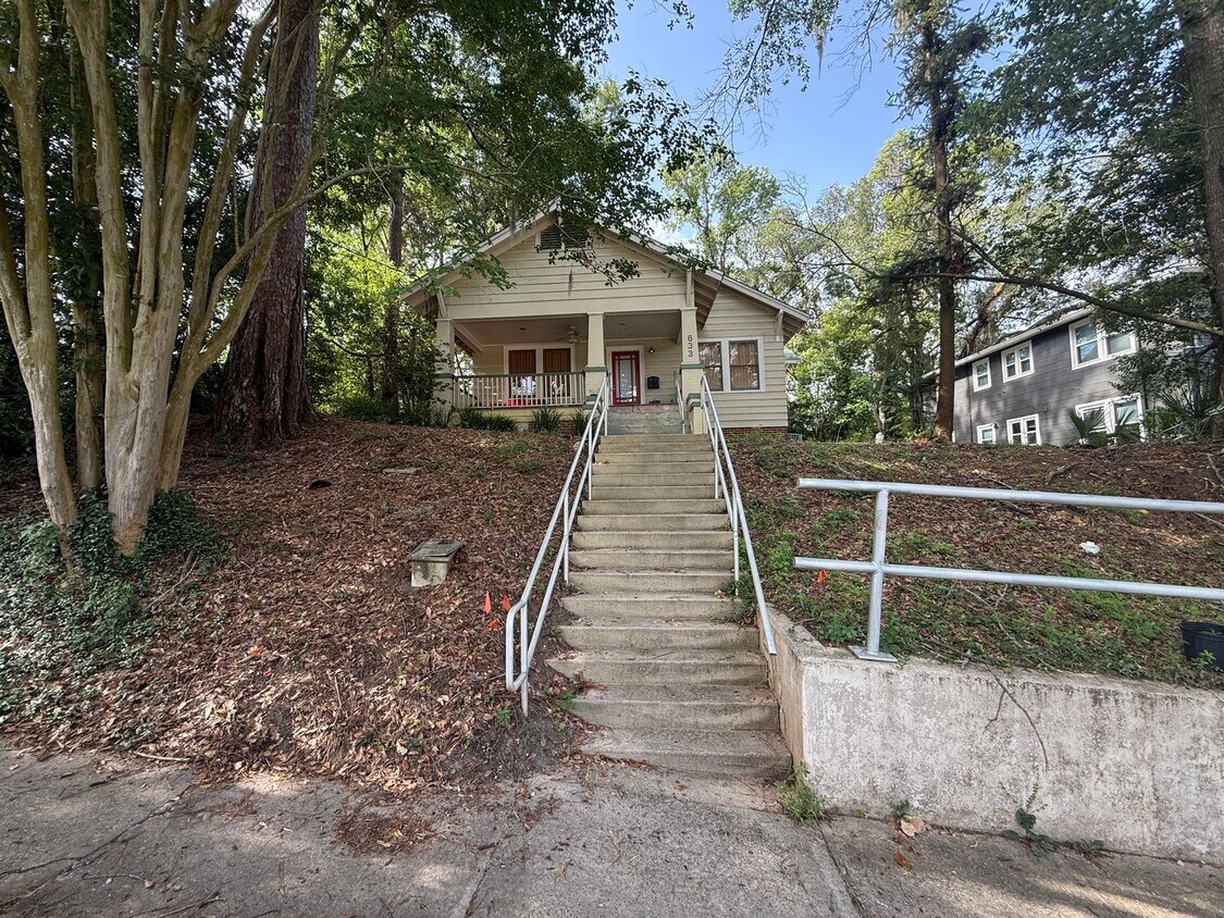 Foto del edificio - DOWNTOWN house with W/D avail NOW!