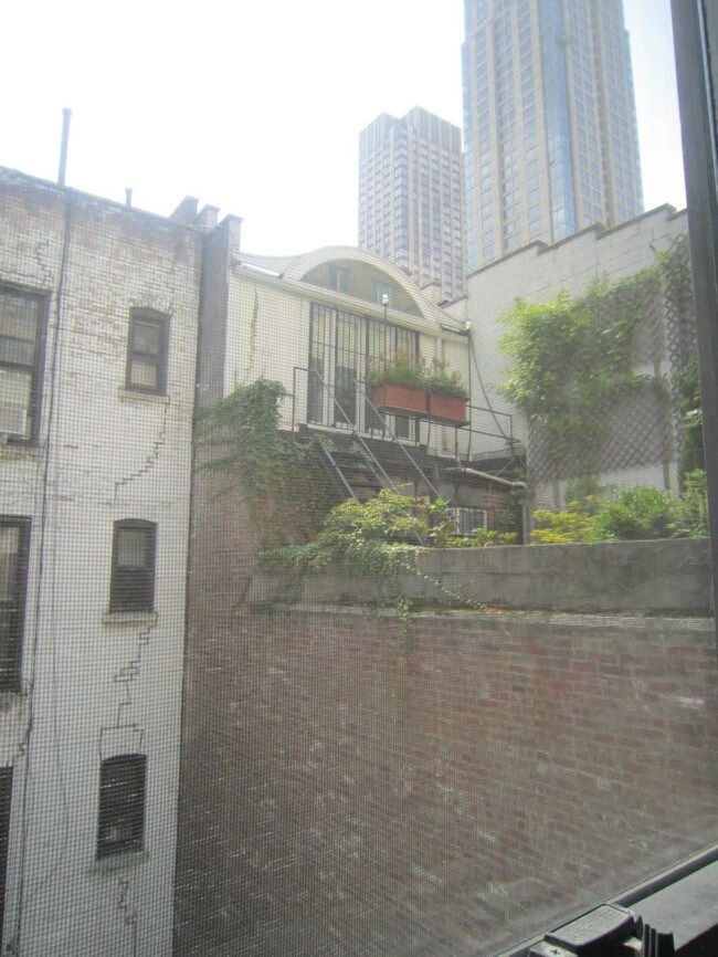 Building Photo - 325 W 71st St