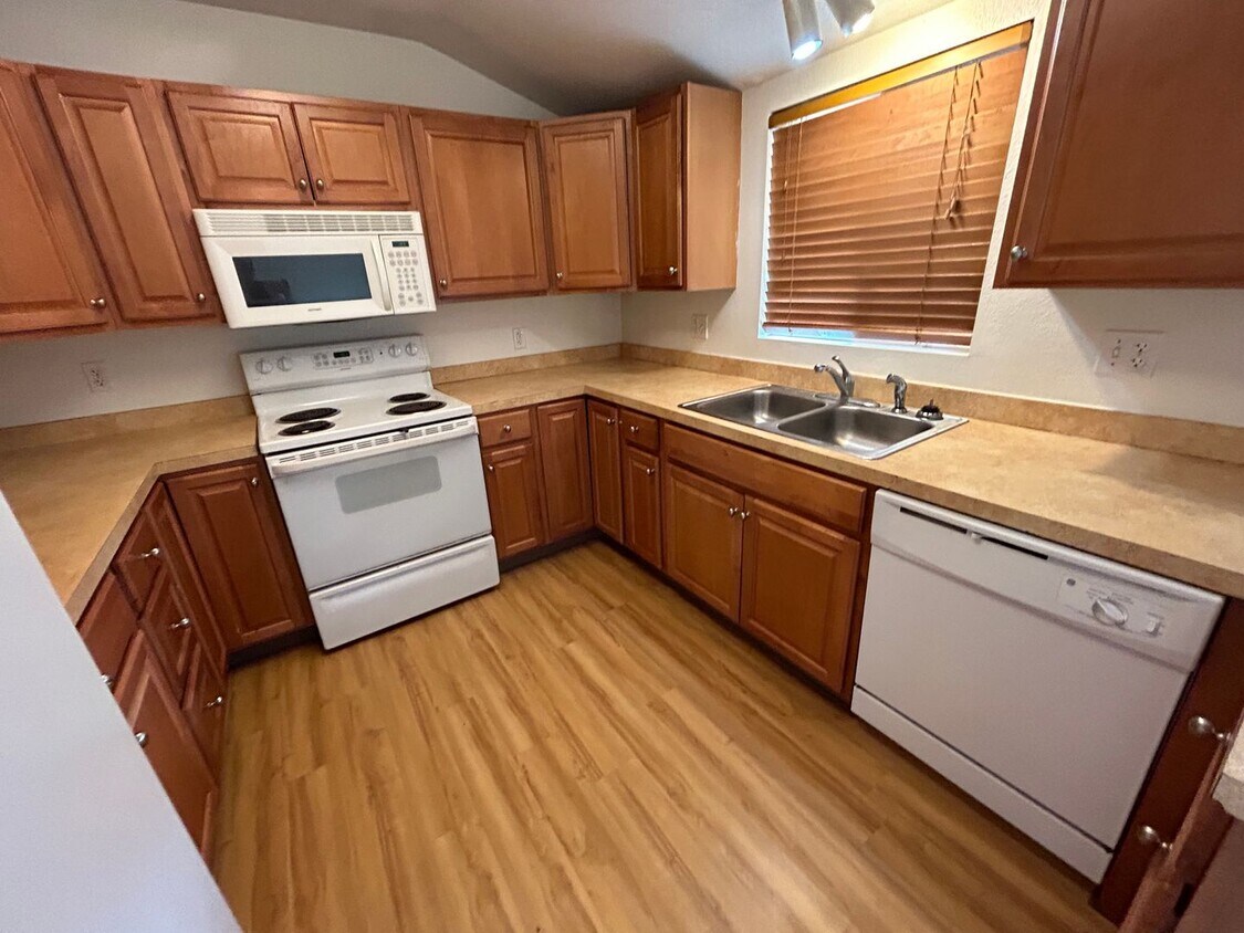 Primary Photo - 140 B St