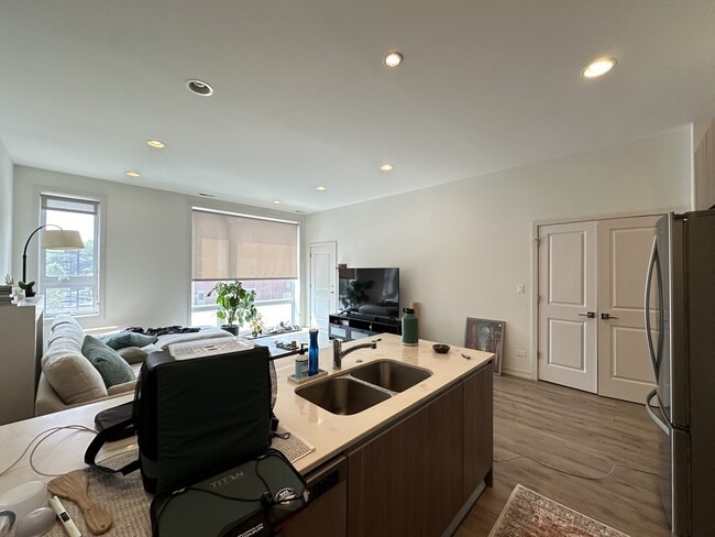 Foto del edificio - 4111 N Narragansett Ave