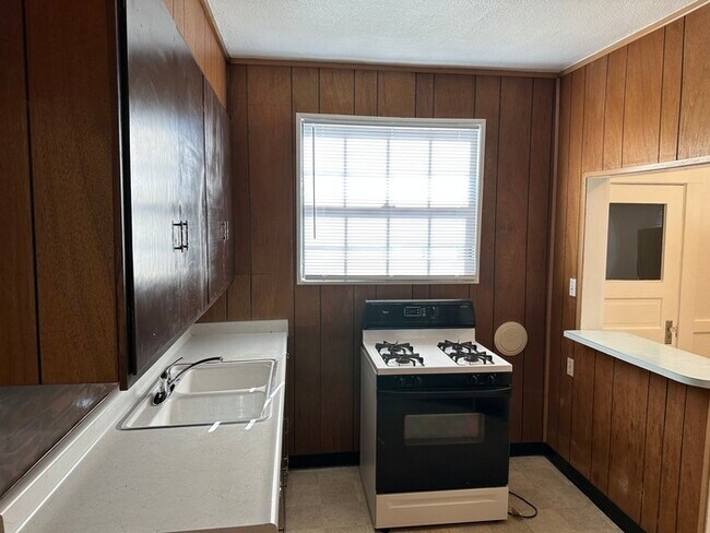Building Photo - 830 N Van Buren St