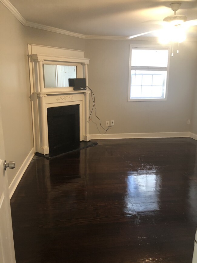 Apt. A Bedroom - 1107 E Anderson St