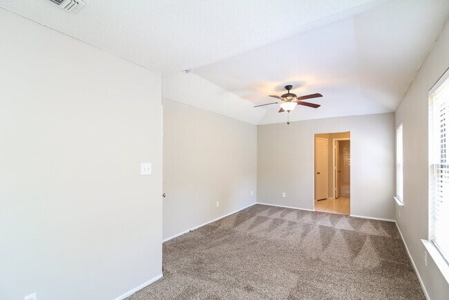 Foto del edificio - 2534 Bentley Dr