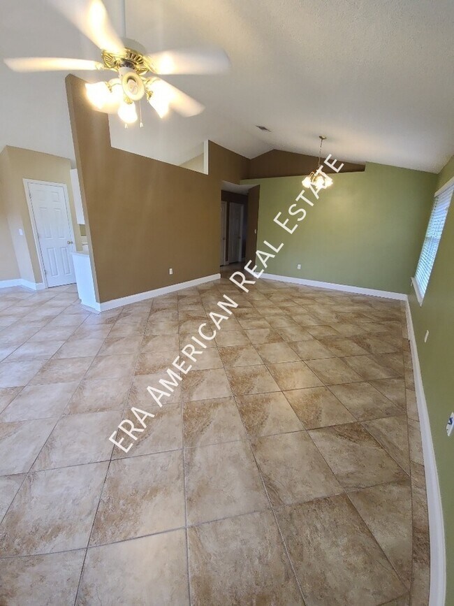 Building Photo - Emerald Village Home