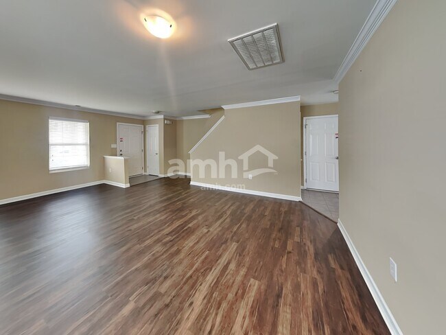 Building Photo - 2221 Highland Park Dr