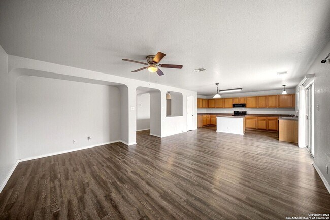 Foto del edificio - 4 Bedroom 2.5 Bathrooms located in Sundance Square Subdivision