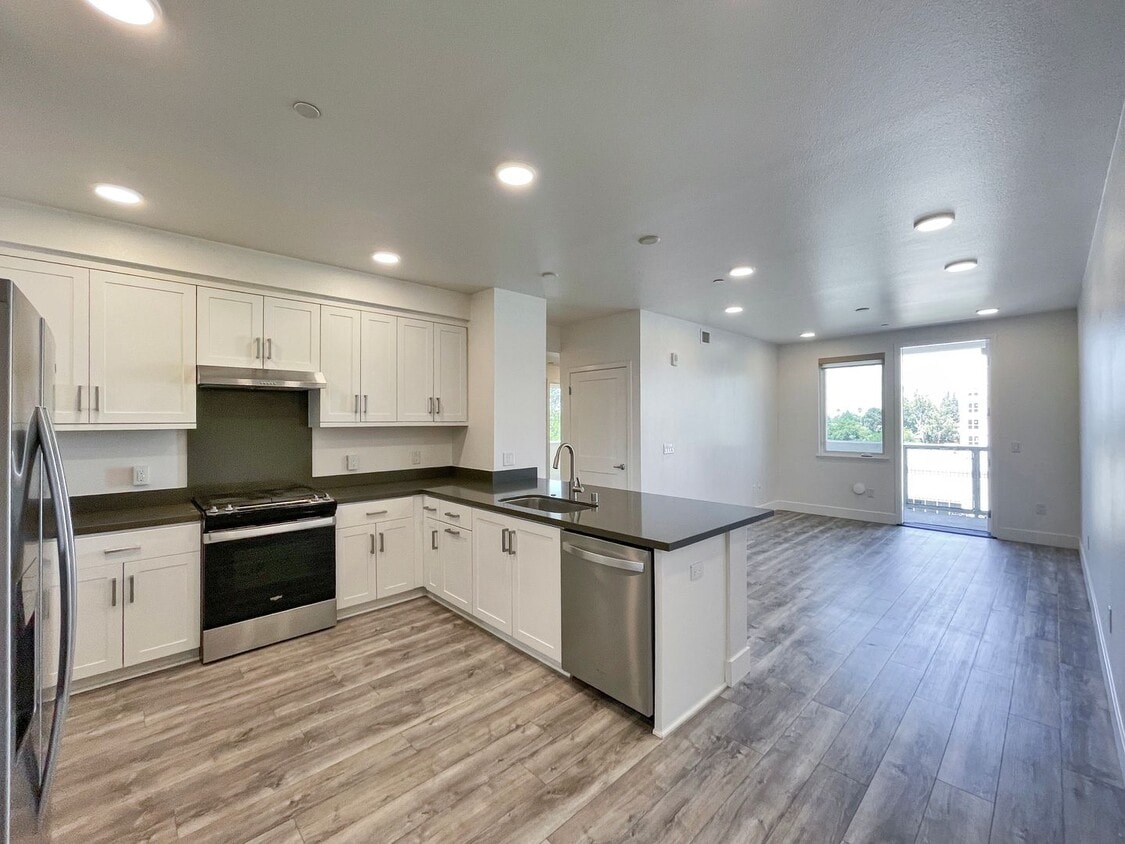 Foto principal - Modern 2BD Fremont Condo – EV Charger, Bal...