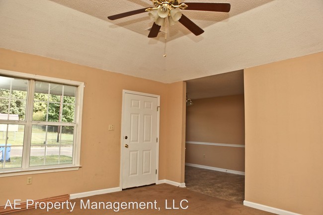 Building Photo - 221 Colonial Heights Dr