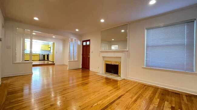 Foto del edificio - 3BD/2BA Single-Family Home with Attached Garage, Hardwood Floors, Washer/Dryer Included - Pets We...
