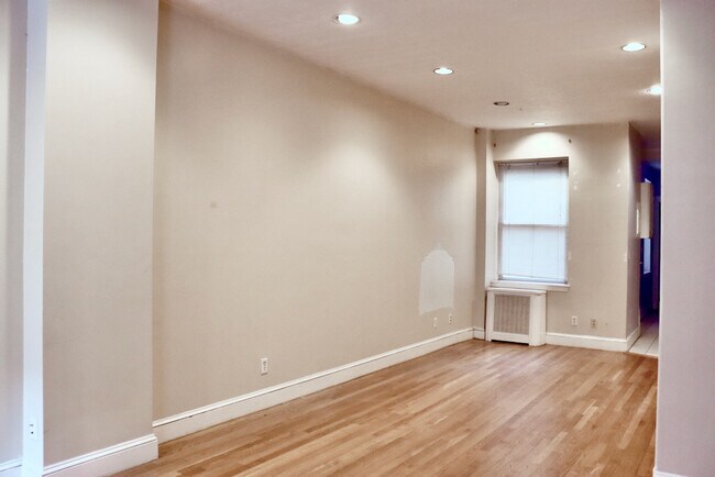 Building Photo - 36 Anderson St