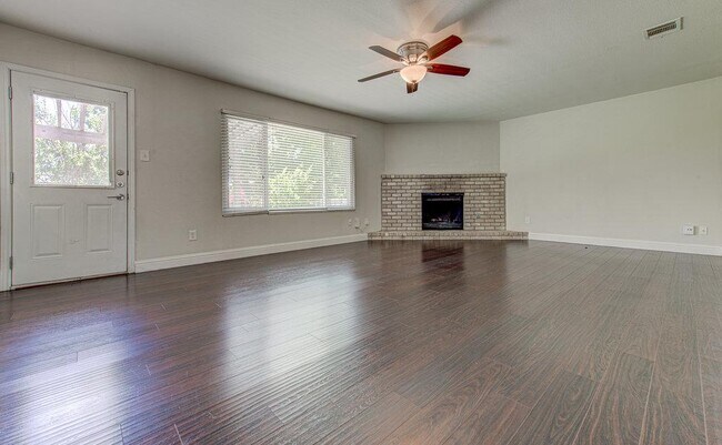 Building Photo - 1711 Cricket Hollow Dr