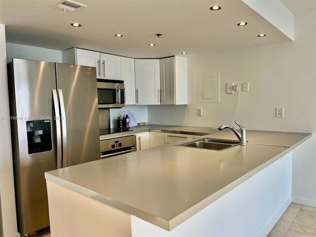 Foto del edificio - 7601 E Treasure Dr