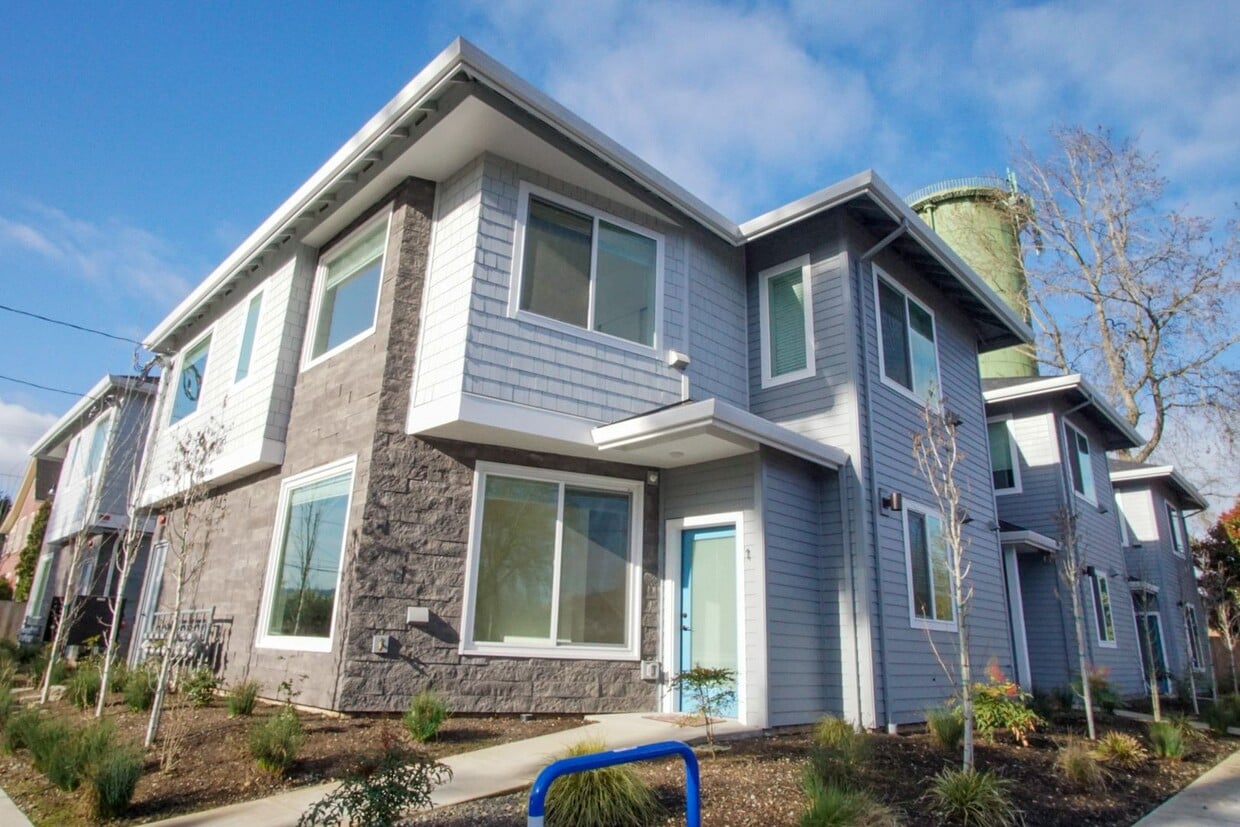 Primary Photo - Rare 3 Bed, 2 Bath Townhouse Ready Late Se...