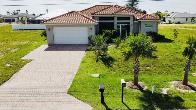 Foto del edificio - 1324 Old Burnt Store Rd N