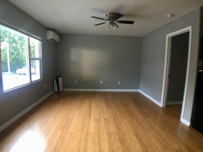 Building Photo - 413 S Hill Ave