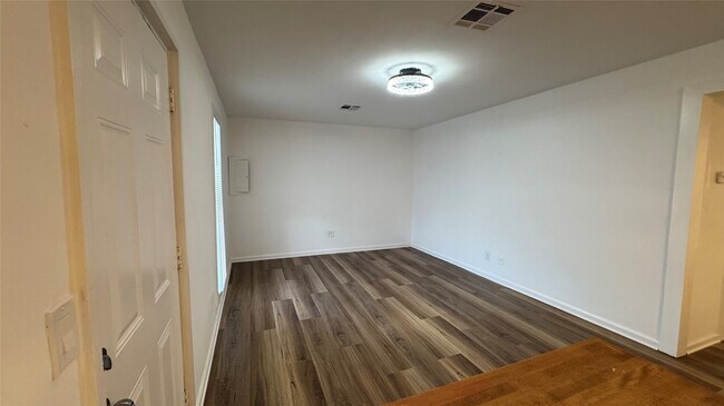 Foto del edificio - 105 Clear Lake Rd