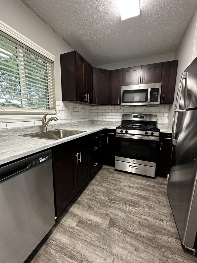Building Photo - Parkview Townhomes