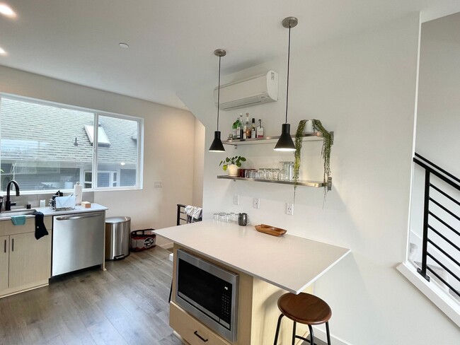 Building Photo - 4-Star Green Built 3-bed, 2 bath Modern Townhome with Views!