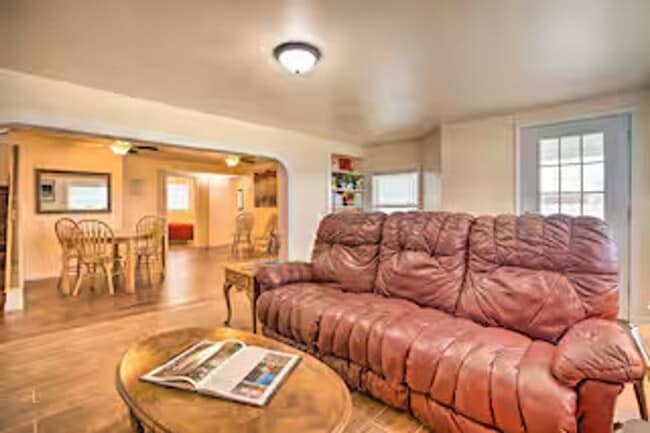 Foto del edificio - 5 Bed 3 Bath House! For Rent!!!