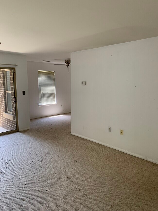 Foto del edificio - 7900 Pearlbush Dr