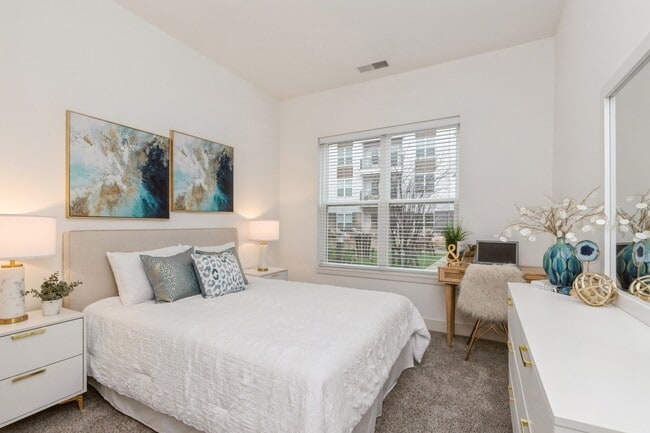 Foto del edificio - 555 Lakeview Pkwy