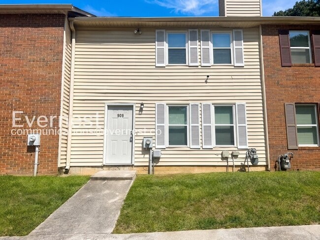 Building Photo - 909 Silverwood Dr