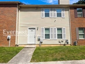 Building Photo - 909 Silverwood Dr