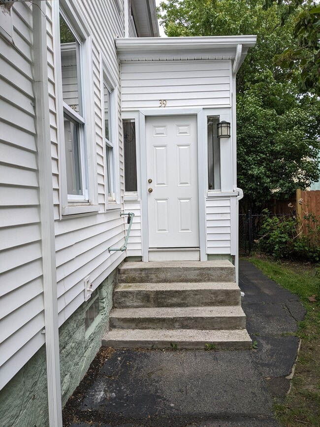 Building Photo - 39 Farmland Rd