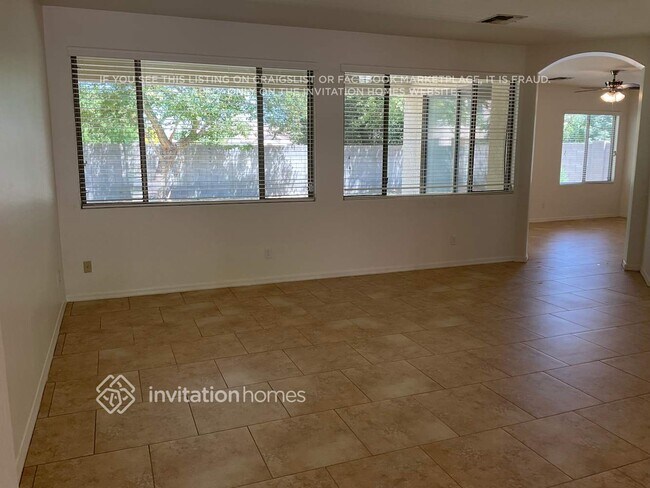 Foto del edificio - 13616 W Gelding Dr