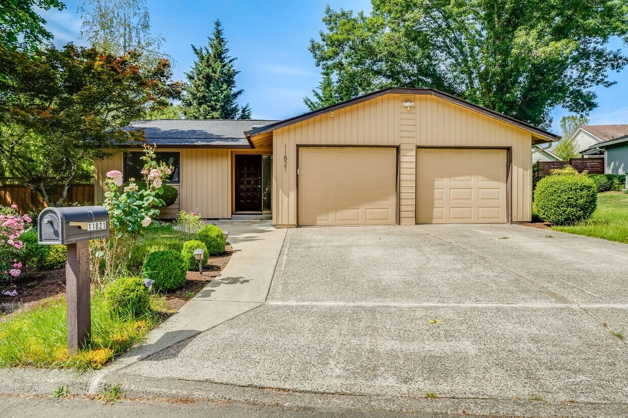Foto principal - Beautiful 3 Bed, 2 Bath Rental Home in Sun...