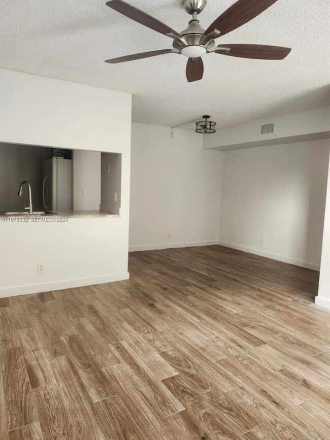 Foto del edificio - 10037 Winding Lake Rd