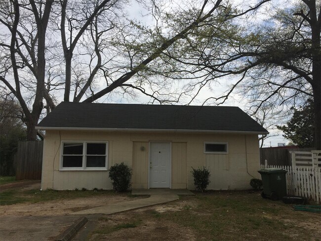 Building Photo - 614 W Solomon St