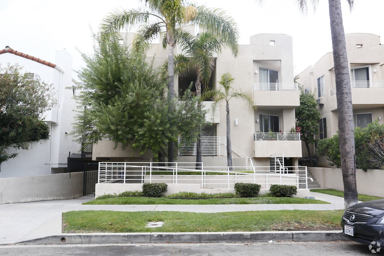 Building Photo - 3653 Empire Dr