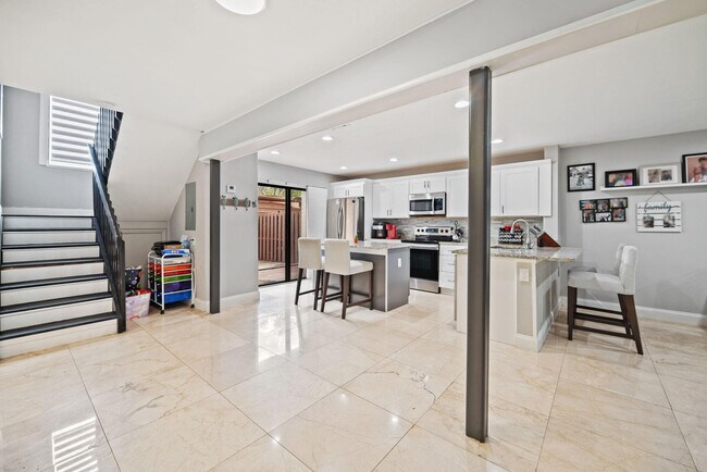 Foto del edificio - 6187 Laurel Ln